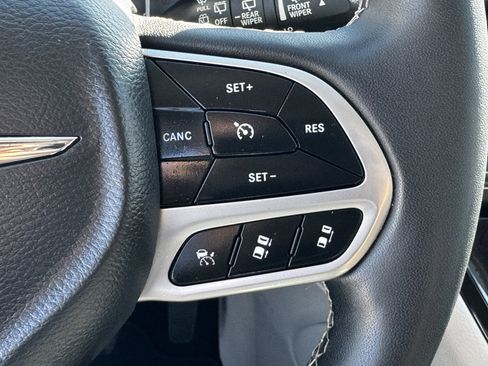 Used 2023 Chrysler Pacifica Limited image 25