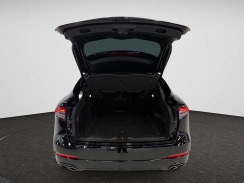 Used 2021 Maserati Levante image 4