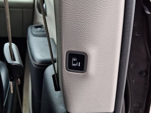 Used 2023 Chrysler Pacifica Touring-L FWD image 14