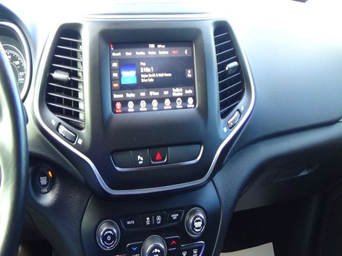 Used 2020 Jeep Cherokee Latitude Plus w/ Cold Weather Group FWD image 25