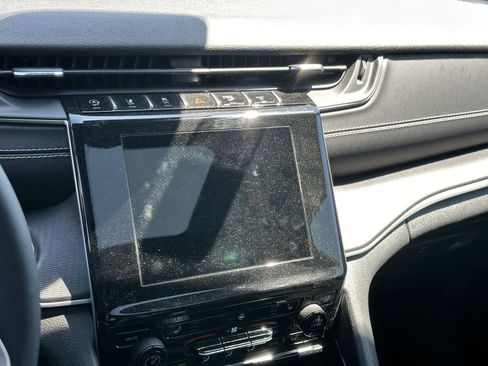 Used 2024 Jeep Grand Cherokee Altitude image 11