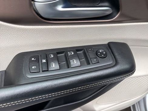Used 2020 Chrysler Voyager Lxi image 14