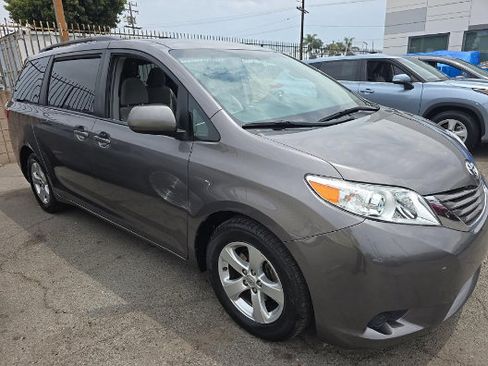 Used 2017 Toyota Sienna LE FWD image 3