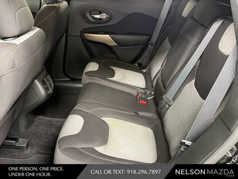 Used 2017 Jeep Cherokee Sport FWD image 29