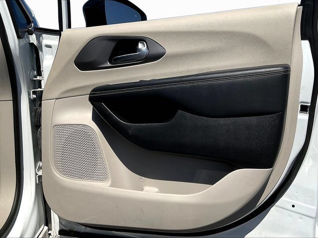 Used 2024 Chrysler Pacifica Touring-L FWD image 29