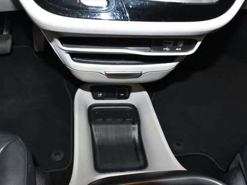 Used 2019 Chrysler Pacifica Touring-L image 19