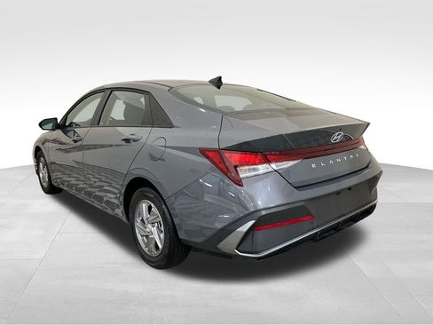 Certified 2025 Hyundai Elantra SE FWD image 3