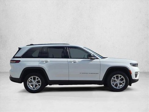 Used 2023 Jeep Grand Cherokee Limited w/ Trailer Tow Prep Group (B) AWD/4WD image 4