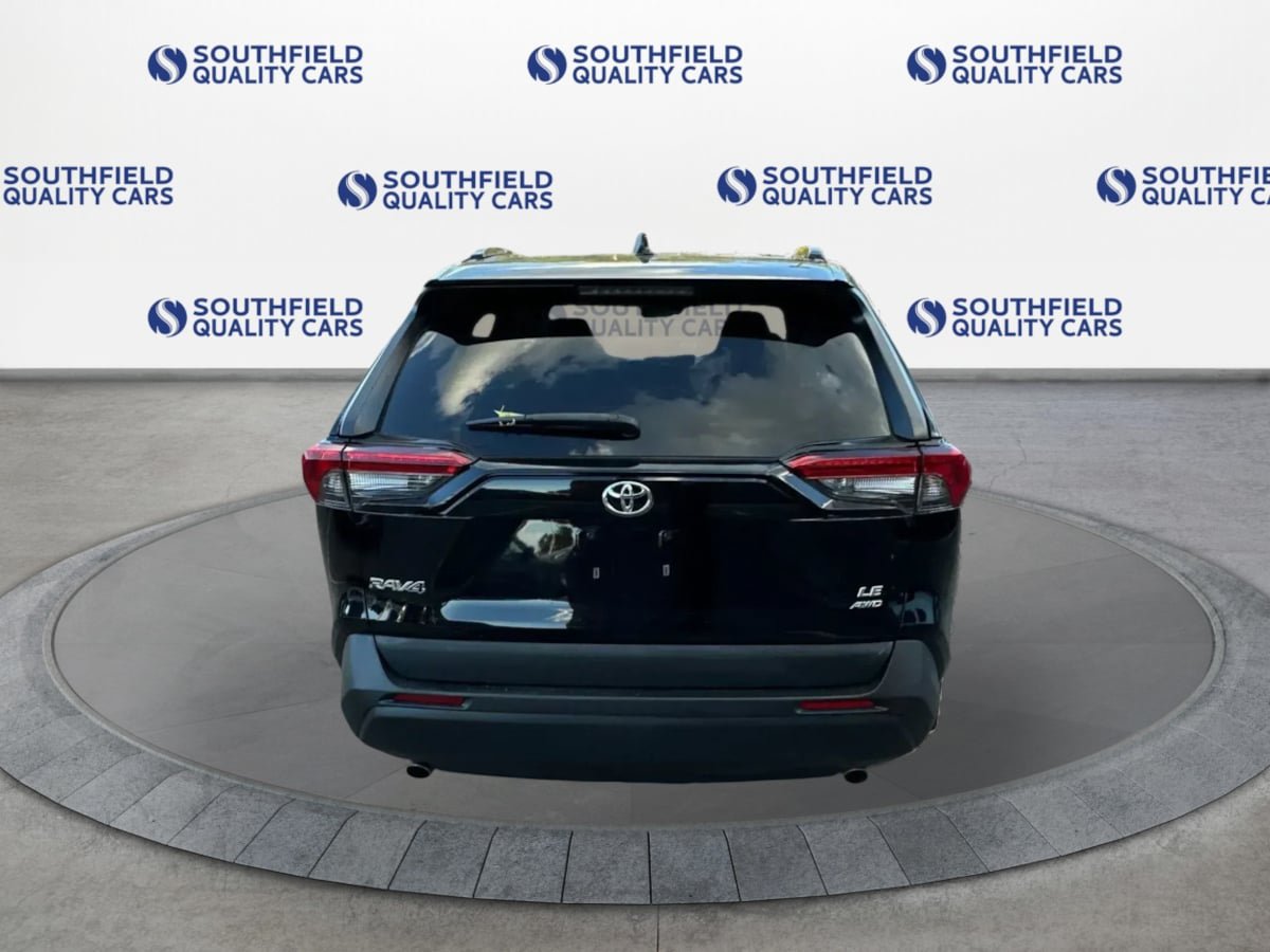 Used 2021 Toyota RAV4 LE AWD/4WD image 5