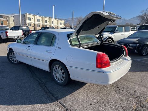 Used 2010 Lincoln Town Car Signature Limited image 6