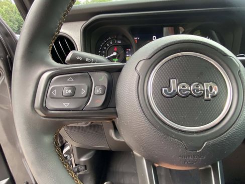 Used 2024 Jeep Wrangler Unlimited w/ Convenience Group AWD/4WD image 33