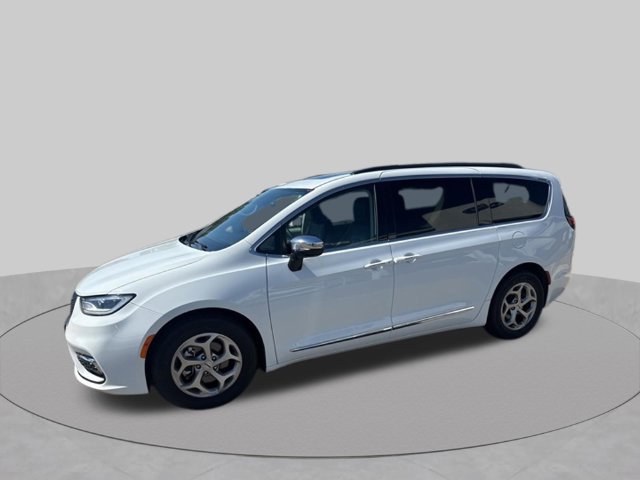 Used 2023 Chrysler Pacifica Limited FWD image 4