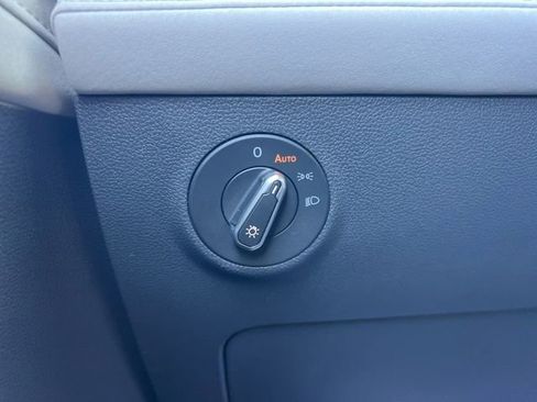 Certified 2025 Volkswagen Taos SE image 19