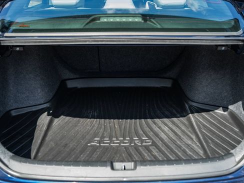 Used 2018 Honda Accord Touring image 10