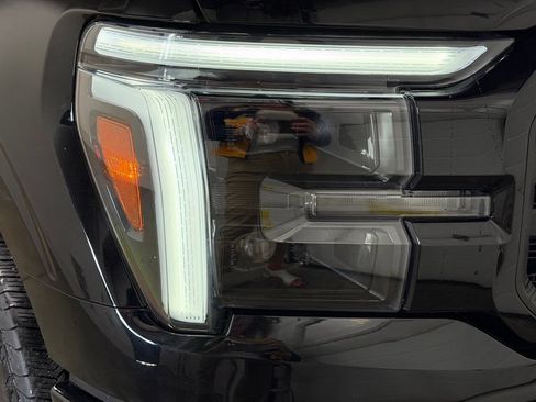 Used 2025 Ford F150 Lariat AWD/4WD image 14