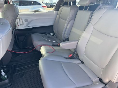Used 2025 Toyota Sienna XLE image 7