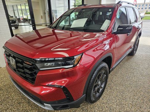 Used 2025 Honda Pilot TrailSport image 5