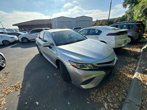Used 2018 Toyota Camry SE w/ Moonroof Package FWD image 2