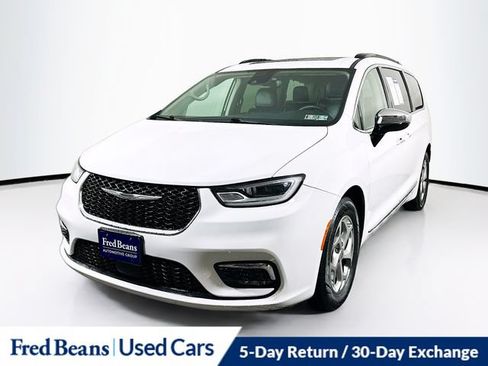 Used 2023 Chrysler Pacifica Limited FWD image 3
