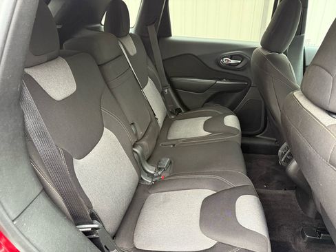 Used 2017 Jeep Cherokee Sport image 33