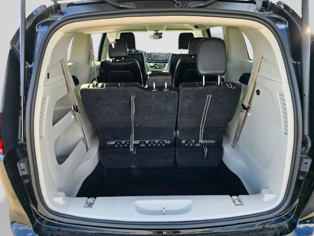 Used 2024 Chrysler Pacifica Touring-L FWD image 14