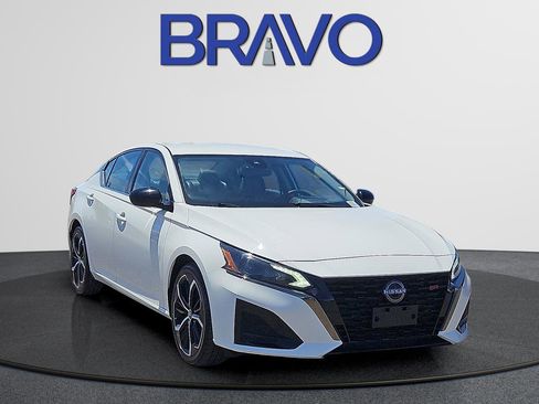 Used 2024 Nissan Altima 2.5 SR FWD image 2