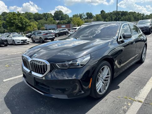 Used 2024 BMW 530i xDrive w/ Premium Package AWD/4WD image 4