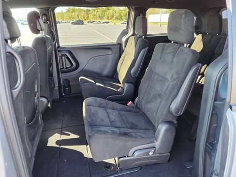 Used 2015 Dodge Grand Caravan SE image 12