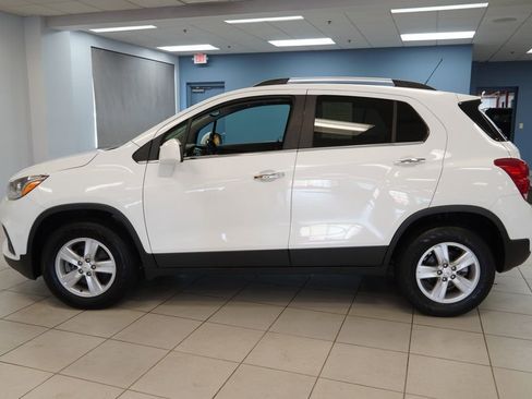 Used 2020 Chevrolet Trax LT w/ LT Convenience Package AWD/4WD image 2