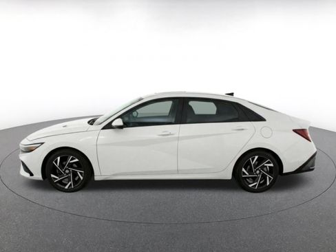 Used 2025 Hyundai Elantra SEL FWD image 4