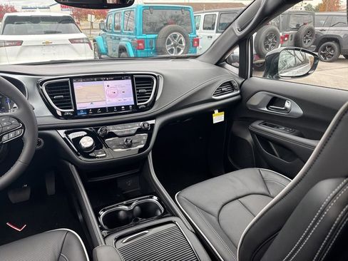 New 2026 Chrysler Pacifica Limited w/ S Appearance Package image 13