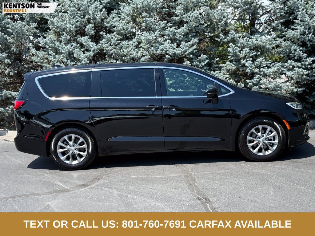Used 2026 Chrysler Pacifica Limited FWD image 10