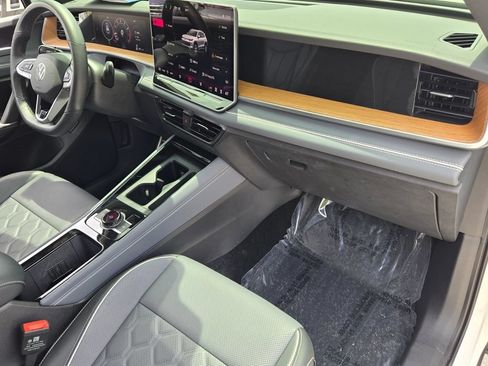 Certified 2025 Volkswagen Tiguan SEL R-Line AWD/4WD image 18