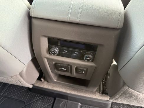 Used 2018 Chevrolet Traverse LT image 19