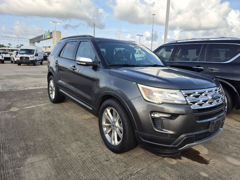 Used 2019 Ford Explorer XLT w/ Equipment Group 202A FWD image 2