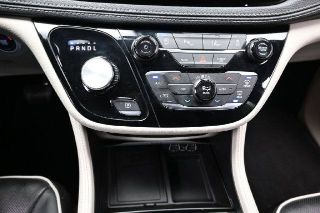 Certified 2024 Chrysler Pacifica Limited FWD image 46
