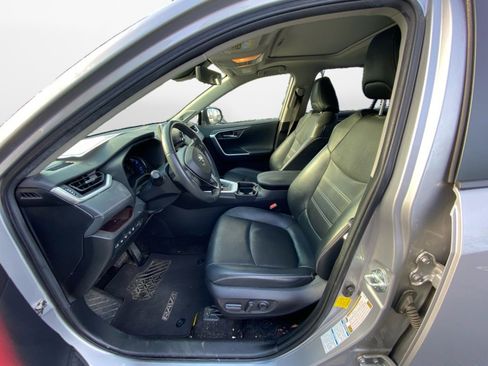 Used 2020 Toyota RAV4 Limited image 9