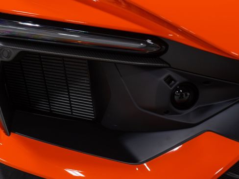 Used 2025 Lamborghini Revuelto image 16