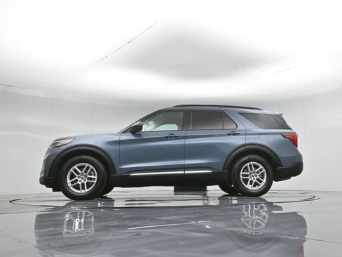 Used 2025 Ford Explorer Active w/ Active Comfort Package RWD image 8
