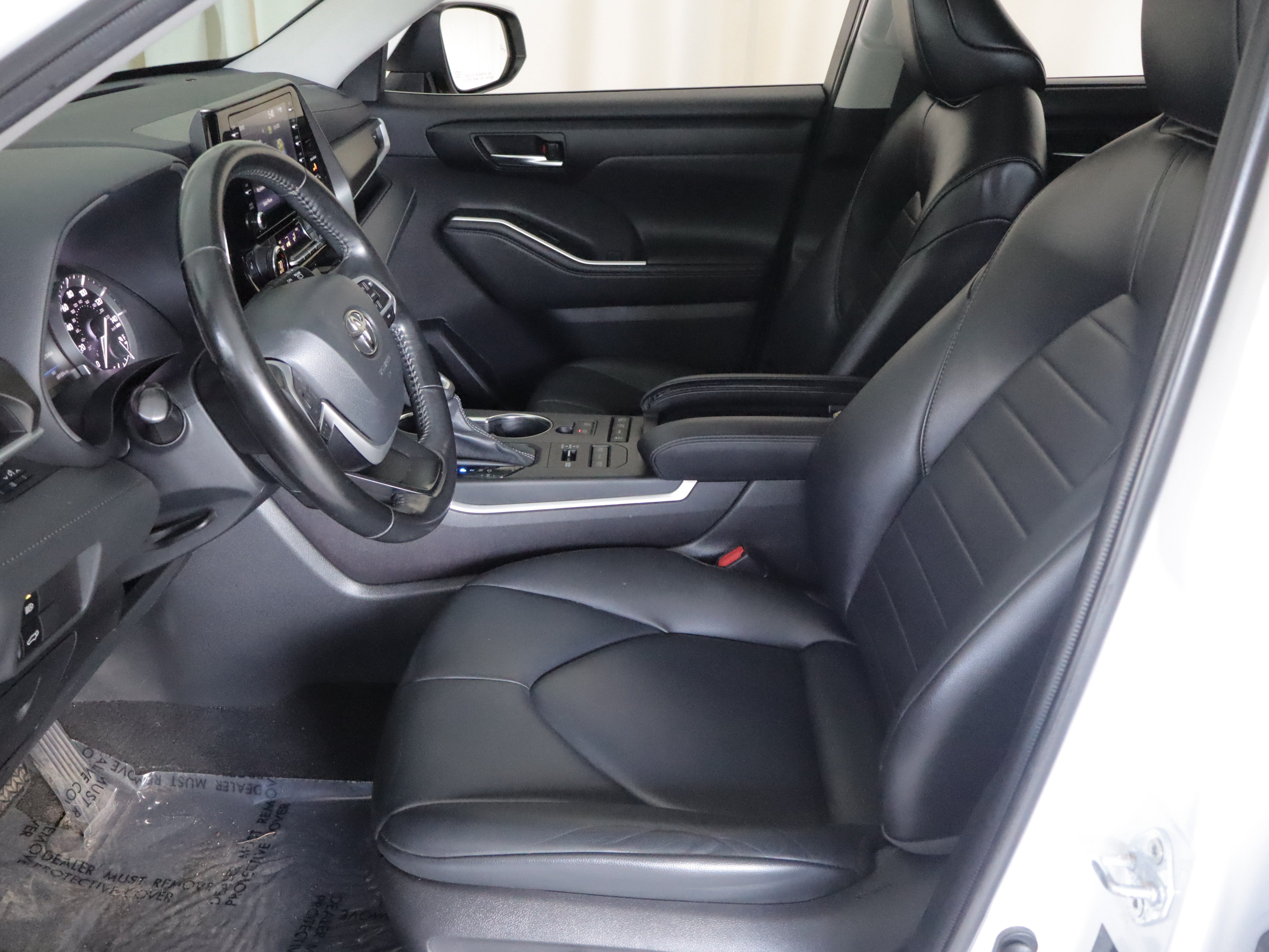Used 2022 Toyota Highlander XLE AWD/4WD image 8