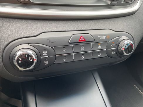 Used 2019 Kia Sorento LX image 19