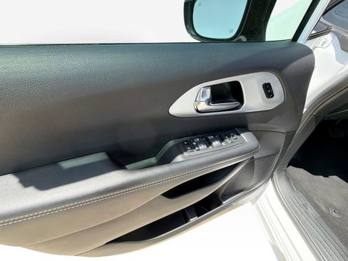 Used 2025 Chrysler Pacifica Limited FWD image 15