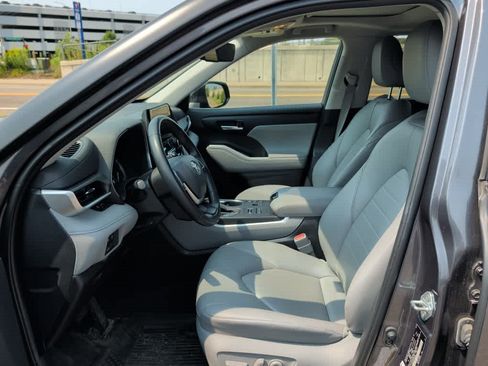 Used 2023 Toyota Highlander XLE AWD/4WD image 11