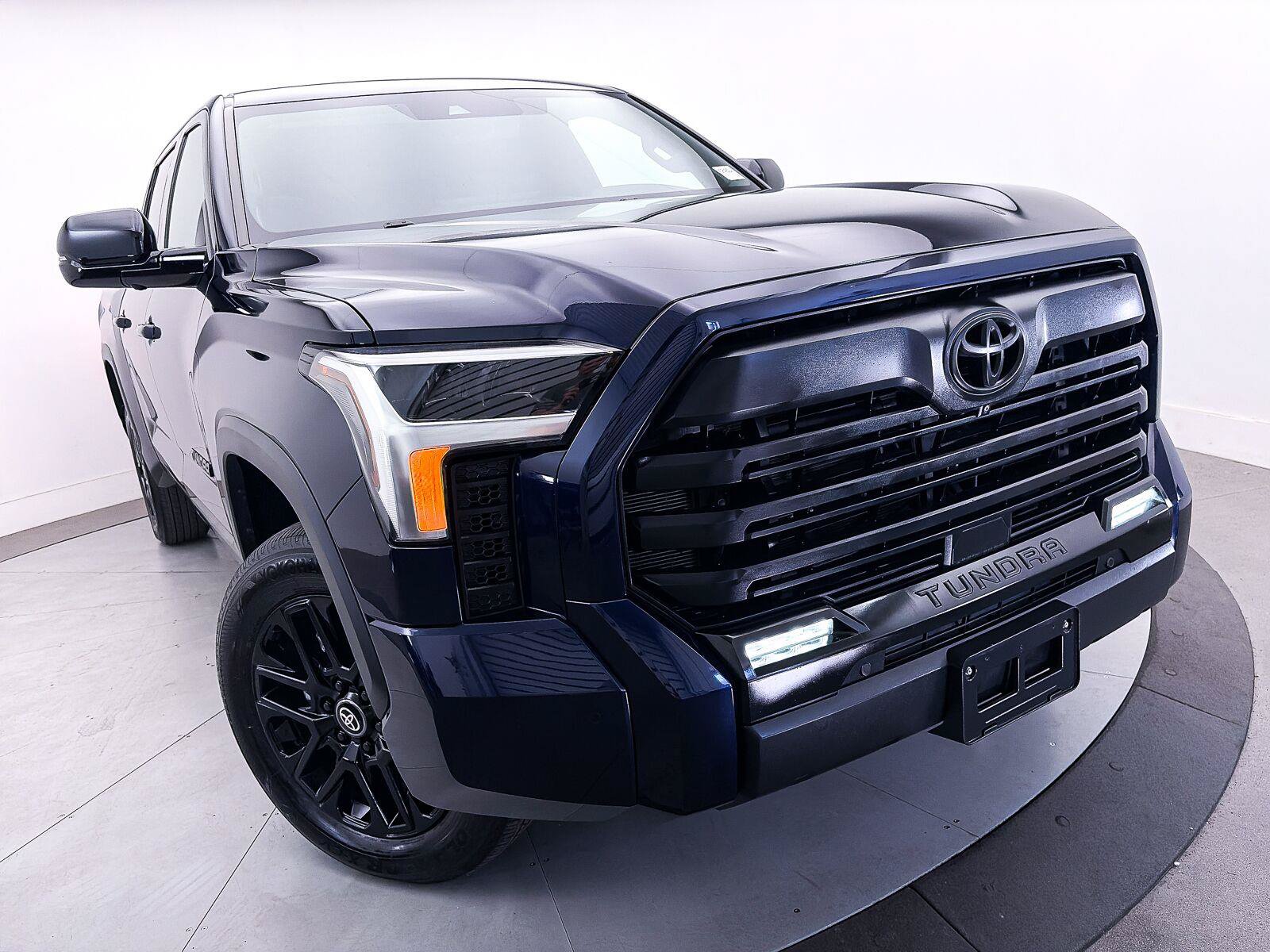 Used 2025 Toyota Tundra Limited AWD/4WD image 11
