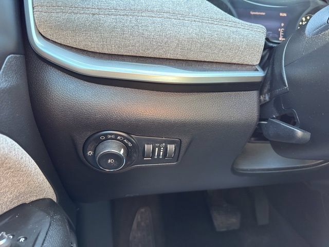 Used 2023 Jeep Compass Latitude AWD/4WD image 18