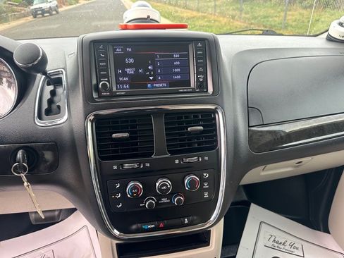 Used 2019 Dodge Grand Caravan SE image 25