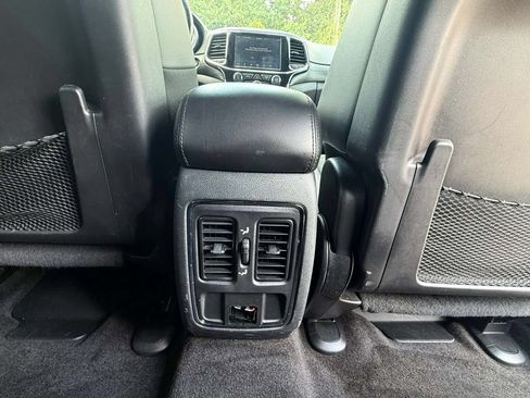 Used 2019 Jeep Grand Cherokee Altitude RWD image 20