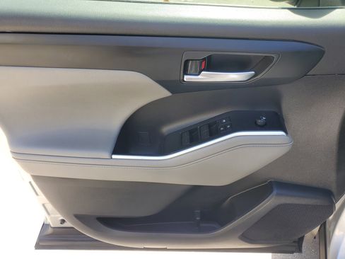 Used 2021 Toyota Highlander XLE image 21