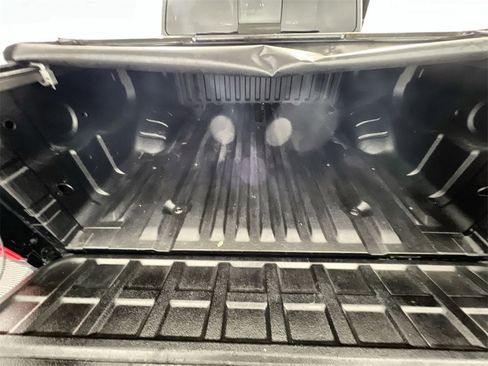 Used 2017 Nissan Titan SV image 20