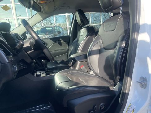 Used 2019 Jeep Cherokee Limited image 15